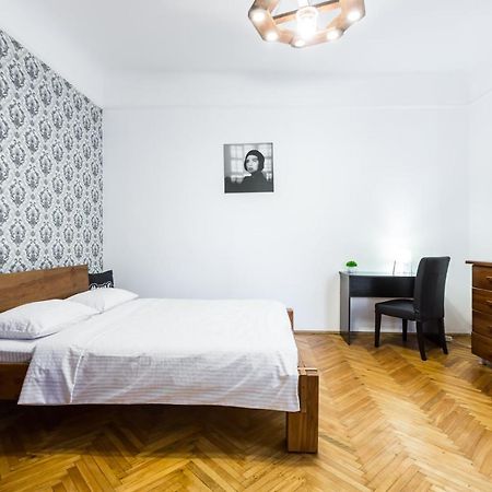Апартаменти На Романчука В Центрі Lviv Exteriör bild